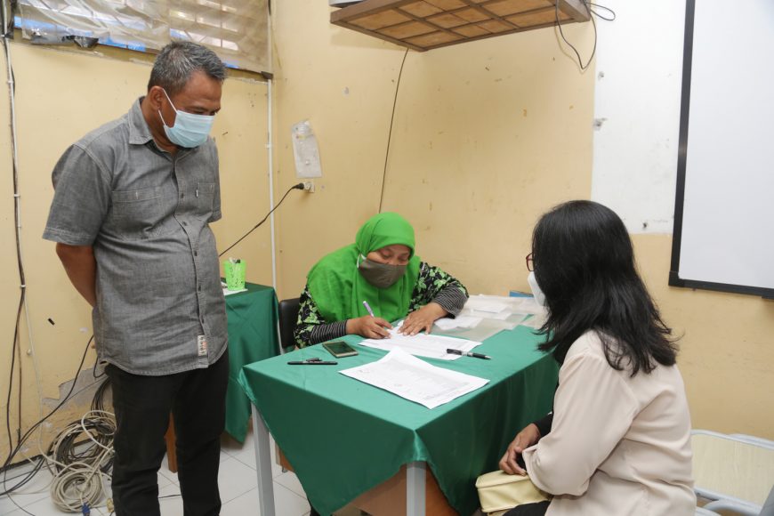 Kadispendik Surabaya, Supomo, saat meninjau PTM dan proses pengembalian biaya seragam di sekolah SMPN 15 Surabaya /Ist