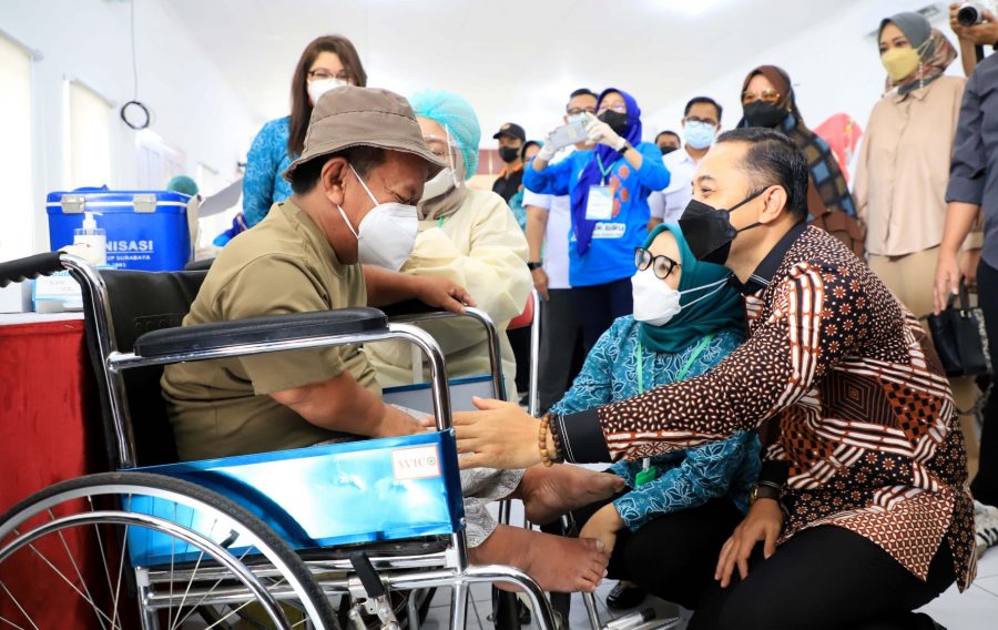 Wali Kota Surabaya, Eri Cahyadi saat meninjau vaksinasi khusus bagi disabilitas /dok. Humas Pemkot Surabaya