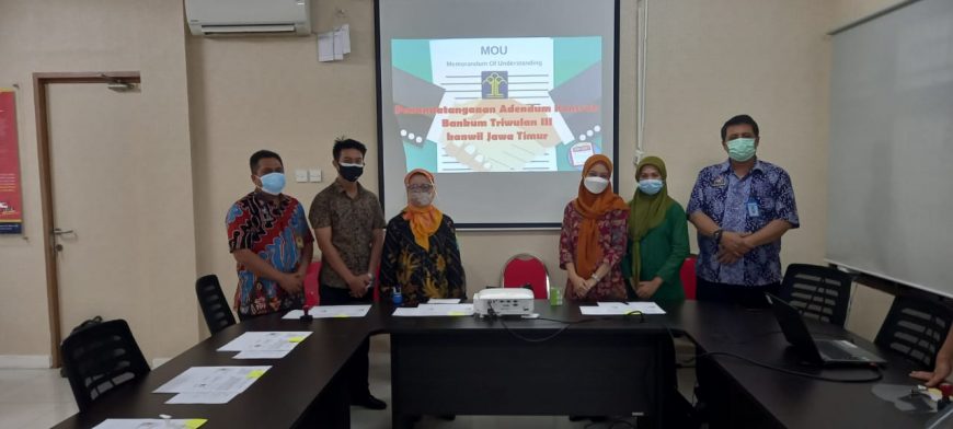 Penandatanganan kontrak addendum pelaksanaan bantuan hukum triwulan III 2021 di Kanwil Kemenkumham Jatim, Jum'at (24/9/2021) /dok.hms