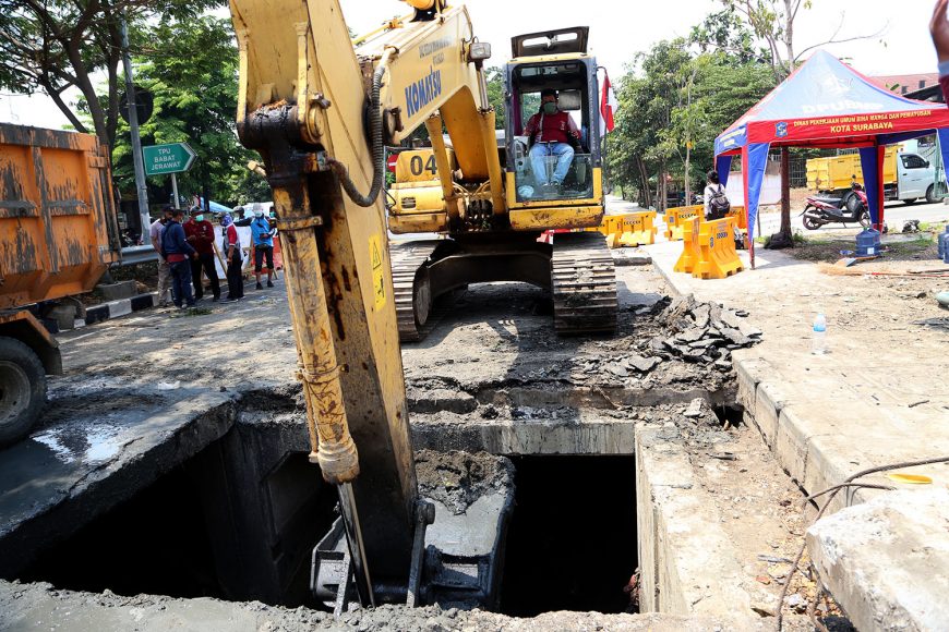 Dok. Kegiatan pengerukan gorong-gorong oleh petugas dari Dinas PU Bina Marga dan Pematusan /Ist