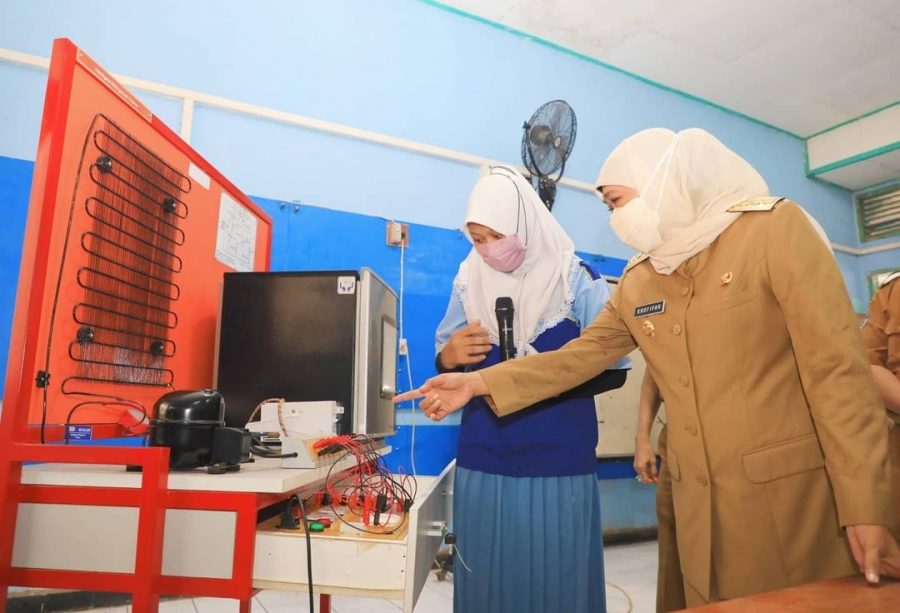 Gubernur Jatim, Khofifah Indar Parawansa saat meninjau pelaksanaan PTM di SMKN 7 Surabaya, Senin (30/8/2021) /Ist
