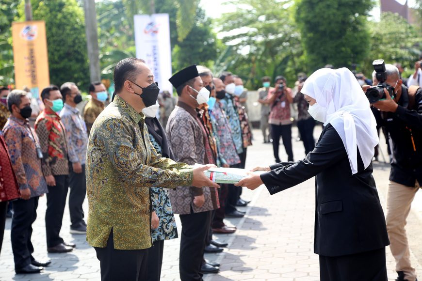 Secara simbolis, Wali Kota Eri Cahyadi menerima SHP yang diserahkan Gubernur Jatim, Khofifah Indar Parawansa di Kantor BPN Jatim, Gayungan, Surabaya, Jum'at (24/9/2021).