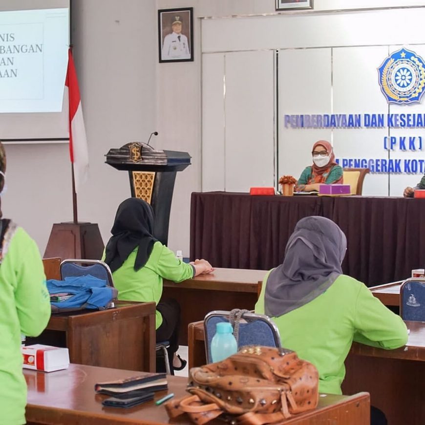 Ketua TP PKK Surabaya, Rini Indriyani (depan) saat rapat koordinasi bersama PPL se Surabaya /dok. Instagram @rini_ericahyadi.