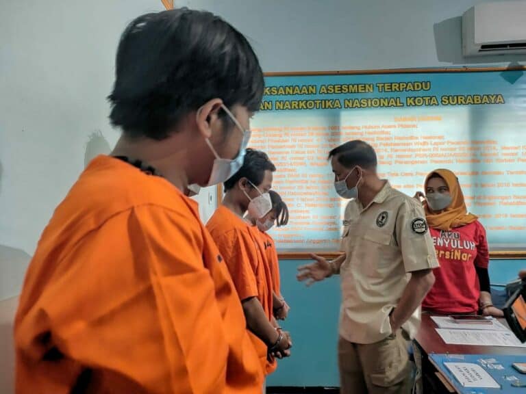 Para pelaku penyalahgunaan narkotika saat diamankan /Ist