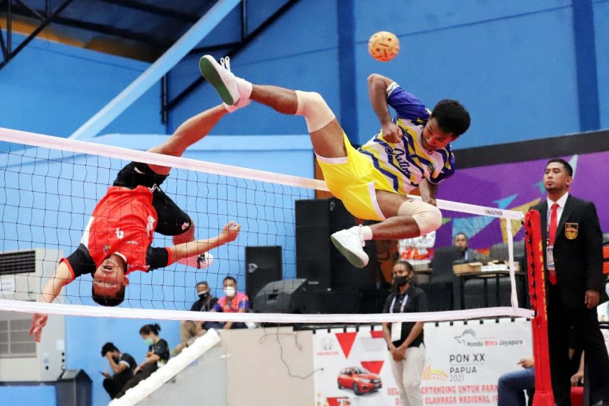 Atlet cabang olahraga sepak takraw saat berlaga dalam PON Papua 2021 /Ist