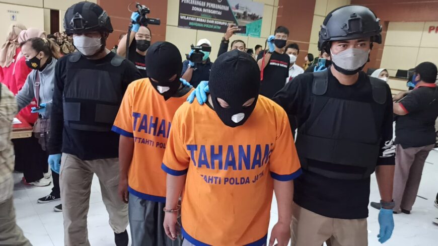 Kedua tersangka saat diamankan di Mapolda Jatim /Ist