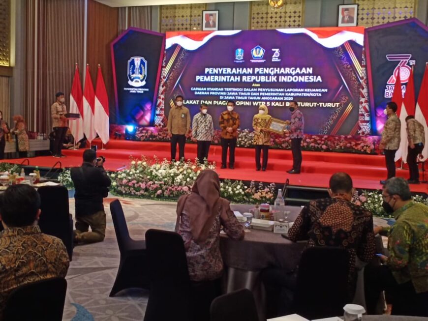 Wali Kota Surabaya, Eri Cahyadi menerima penghargaan dari Kemenkeu RI yang diserahkan Gubernur Jatim, Khofifah Indar Parawansa /Ist