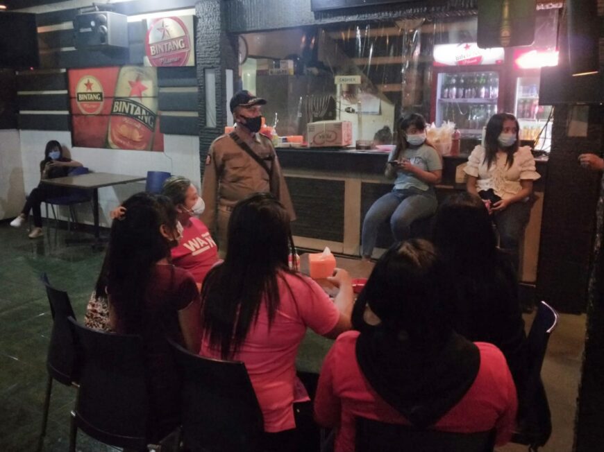 Dok. Petugas melakukan pengawasan protokol kesehatan di salah satu RHU Surabaya /Ist