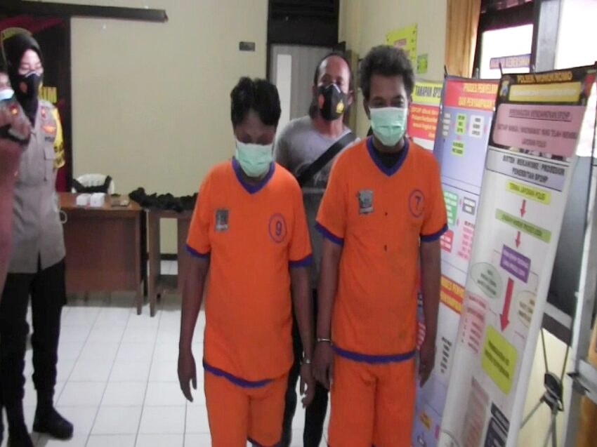 Kedua pelaku saat diamankan di Mapolsek Wonokromo Surabaya /Bicara Surabaya