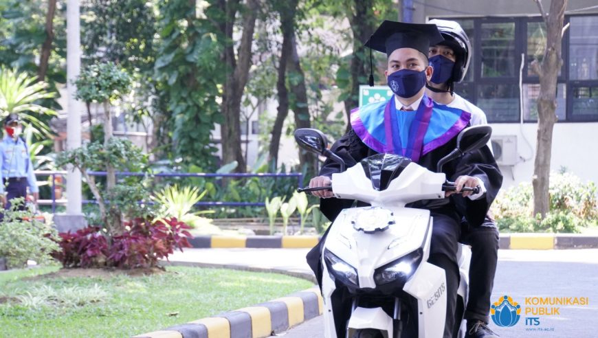 Lukman Ali, wisudawan dari Departemen Manajemen Bisnis yang hadir secara drive thru dengan mengendarai motor listrik ITS GESITS pada Wisuda ke-124 ITS /dok. Humas ITS