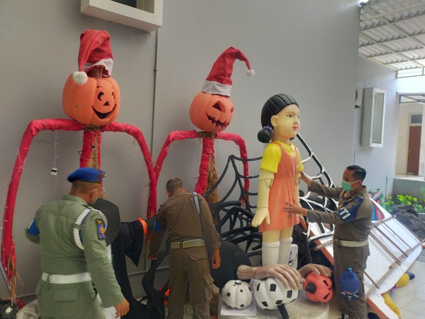 Boneka Squid Game saat diamankan di Mako Satpol PP Surabaya /Ist