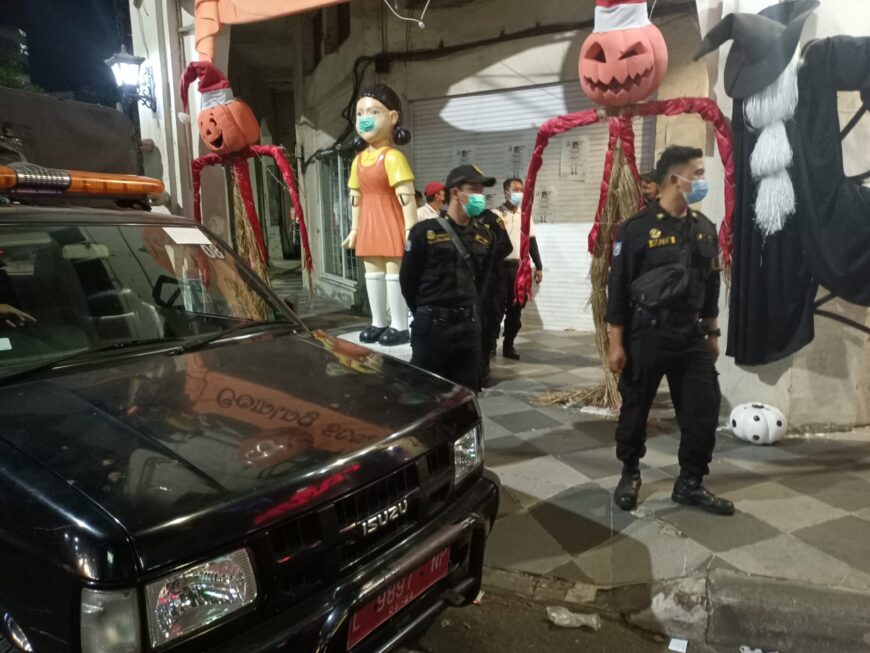 Boneka Squid Game sebelum dilakukan penertiban di Jalan Tunjungan /Ist