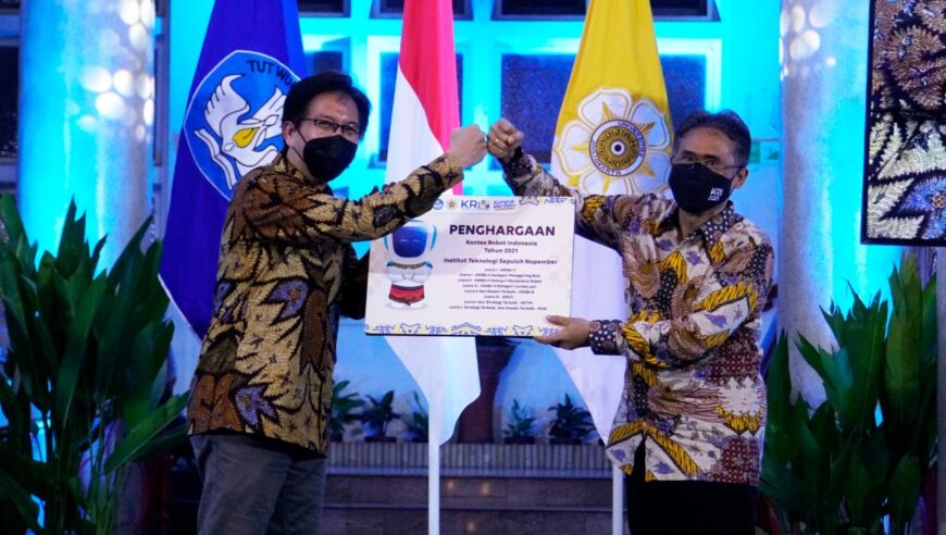 Rektor ITS Prof Dr Ir Mochamad Ashari MEng ketika menerima penghargaan juara KRI 2021 dari Rektor UGM Prof Ir Panut Mulyono MEng DEng.