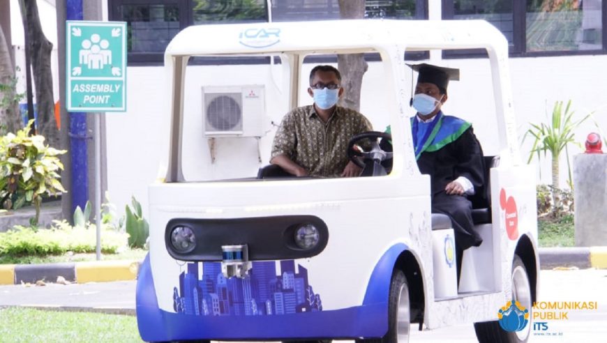 Salah satu wisudawan lain yang juga hadir secara drive thru dengan mengendarai i-Car pada Wisuda ke-124 ITS /dok. Humas ITS