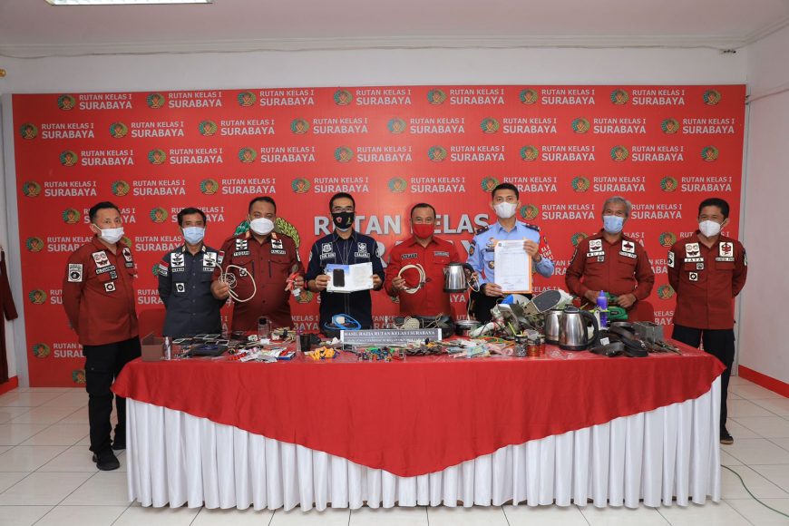 Petugas menunjukkan barang-barang terlarang yang ditemukan di dalam Rutan Medaeng /dok. Humas Kemenkumham Jatim