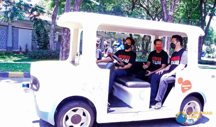 (dari kiri) Rektor ITS Prof Mochamad Ashari bersama Mendikbudristek Nadiem Anwar Makarim dan Wagub Jatim Emil Elestianto Dardak menaiki i-Car karya ITS /dok. Humas ITS