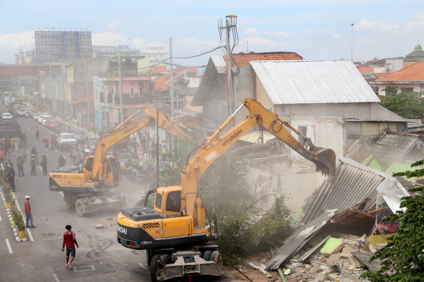 Proses pembebasan bangunan di frontage road Jalan Wonokromo /Ist