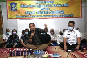 Wali Kota Eri saat cangkrukan di Balai RW/istimewa