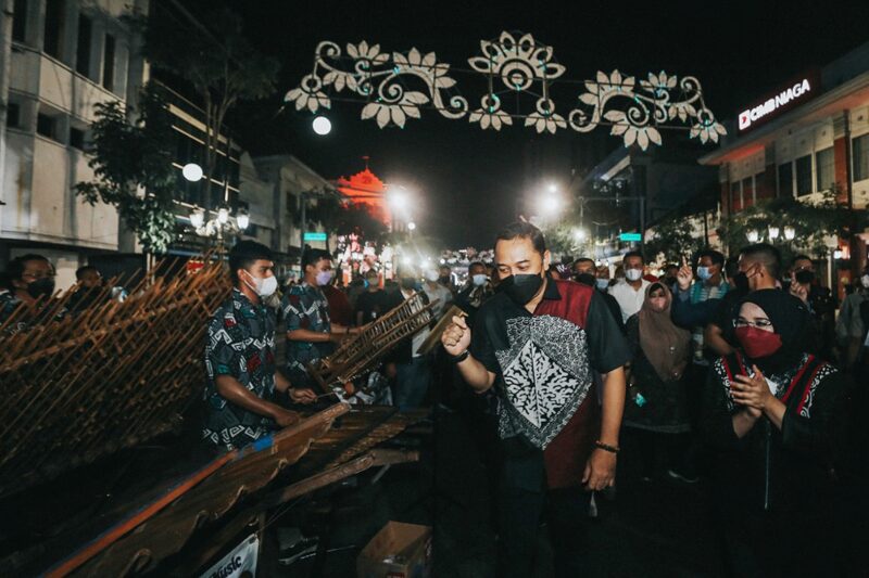 Wali Kota Eri saat meninjau pertunjukan seni di Tunjungan Romansa/Dok. Humas Pemkot Surabaya