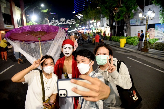 Para pengunjung Tunjungan Romansa berselfi dengan seniman/Dok. Humas Pemkot Surabaya