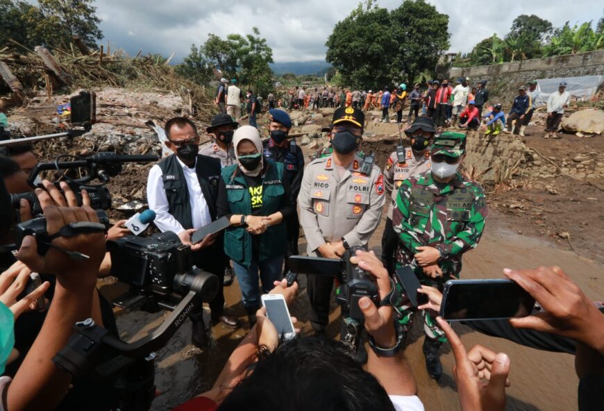 Forkopimda Jatim saat meninjau lokasi banjir bandang di Kota Batu /Ist