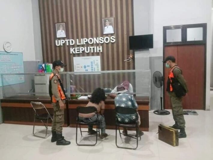 Anggota Satpol PP Surabaya saat mengamankan Supeltas ke UPTD Liponsos Keputih /dok. Satpol PP Surabaya