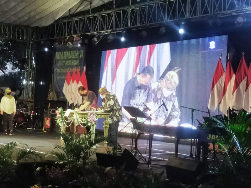 Wali Kota Eri Cahyadi bersama Kepala Perwakilan Bank Indonesia Provinsi Jawa Timur, Budi Hanoto secara resmi melaunching Tunjungan Romansa /Foto: Bicara Surabaya