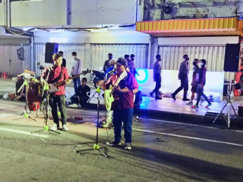 Pertunjukan seni musik di Jalan Tunjungan, Minggu (21/11/2021) malam.