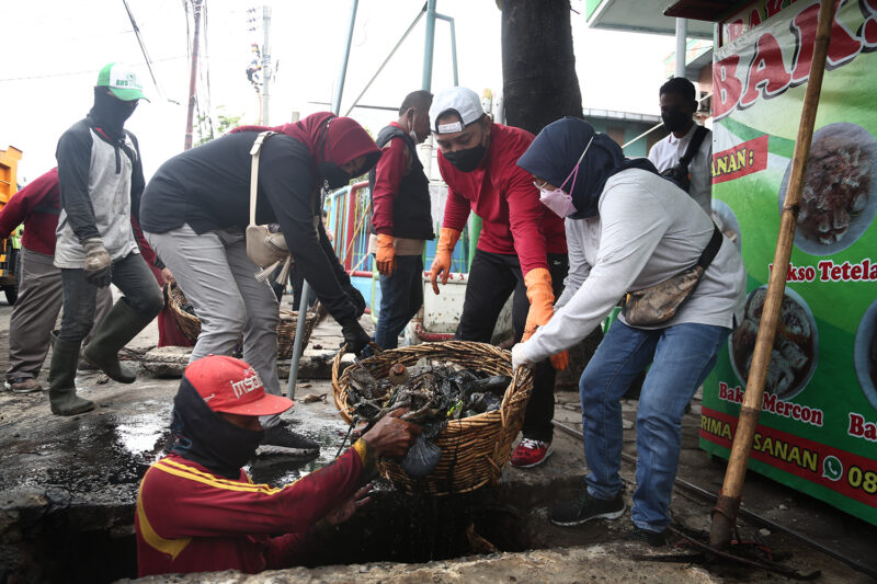 Kepala DPUMP Erna Purnawati serta Kepala DKRTH Anna Fajriatin, terlihat kompak mengangkat sampah dan lumpur hasil normalisasi saluran bersama Wali Kota Eri Cahyadi /dok. Humas Pemkot Surabaya.