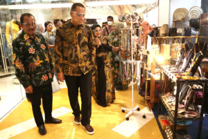 Wali Kota Eri dan Wawali saat meninjau pameran UMKM/Dok. Humas Pemkot Surabaya