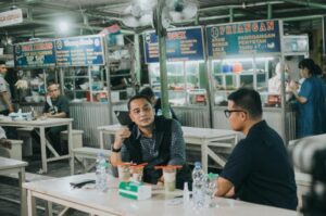 Wali Kota Eri saat menikmati SWK/Dok. Humas Pemkot Surabaya