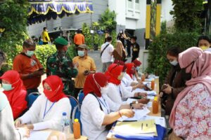 Petugas screening saat melayani warga yang akan divaksin/bicarasurabaya.com