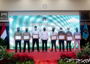 Perwakilan Grand Darmo Suite (keempat dari kanan) saat menerima penghargaan dari Wali Kota Surabaya/bicarasurabaya.com