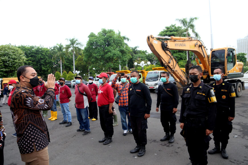 Wali Kota Eri Cahyadi saat memberangkatkan personel dan alat berat ke Kota Batu /Ist