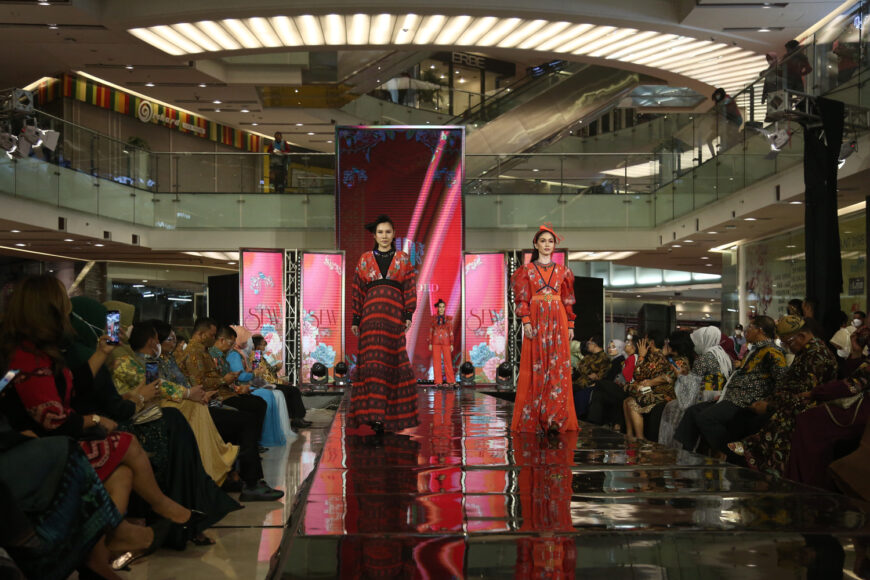 Pagelaran Fashion Show dalam acara Surabaya Fashion Week (SFW) 2021 /Ist