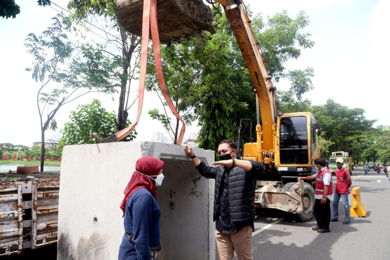 Wali Kota Eri Cahyadi saat meninjau waduk di kawasan Lontar Surabaya /Ist