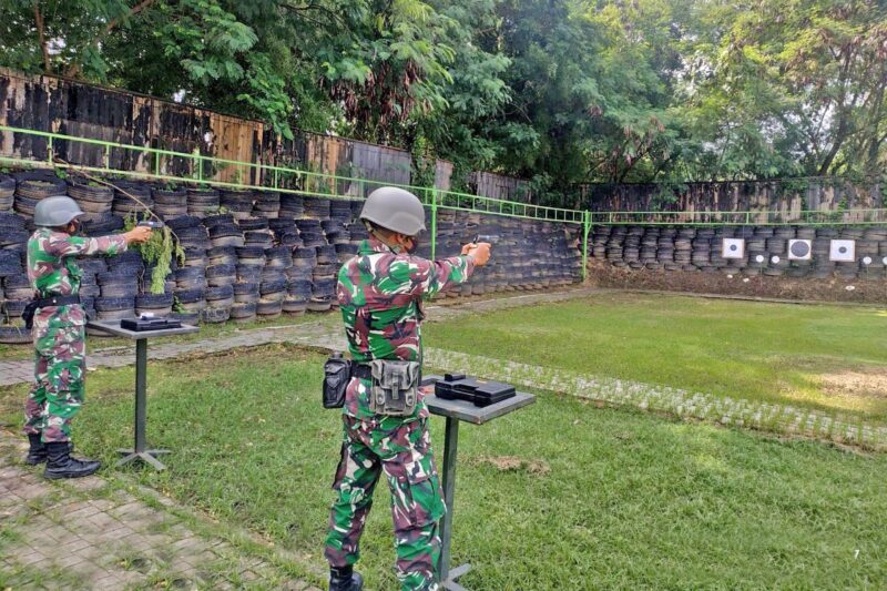 Latihan menembak berlangsung di lapangan tembak Praka Marinir Handoyo Brigif 2 Marinir, Sidoarjo, Jawa Timur /Dispen Kormar