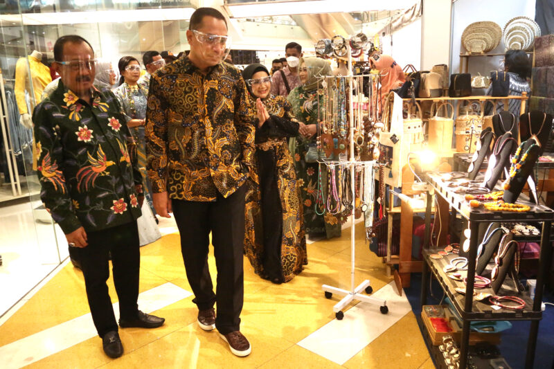 Wali Kota Eri bersama Wawali Armuji meninjau stand UMKM di pameran UMKM/Dok. Humas Pemkot Surabaya