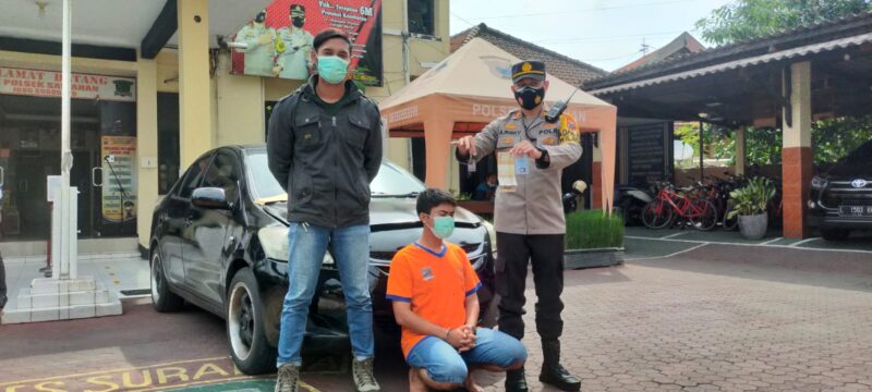 Tersangka (duduk) beserta barang bukti mobil hasil curian saat diamankan di Mapolsek Sawahan Polrestabes Surabaya /Ist