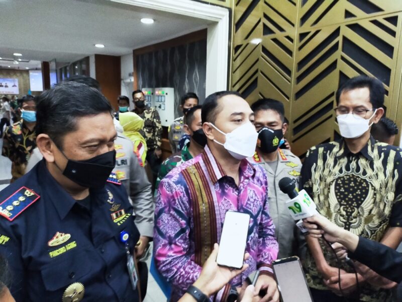 Wali Kota Surabaya, Eri Cahyadi (tengah) bersama Ketua DPRD Kota Surabaya, Adi Sutarwijono (kanan) /Foto: Bicara Surabaya