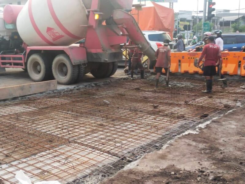 Pembuatan crossing saluran air di Kedung Cowek memasuki tahap pengecoran jalan  /Ist