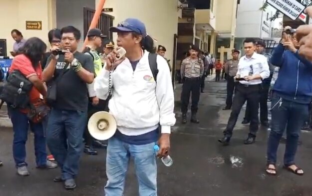 Dok. Dewan Eksekutif LSJ, Roni Iriawan (megaphone) saat menggelar aksi di Mapolrestabes Surabaya terkait kasus penghinaan Wali Kota Surabaya pada Januari 2020 /Ist