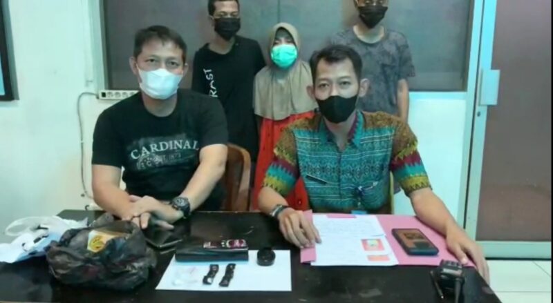 Petugas menunjukkan barang bukti yang diduga sabu dan dikemas ke dalam shampo /Ist