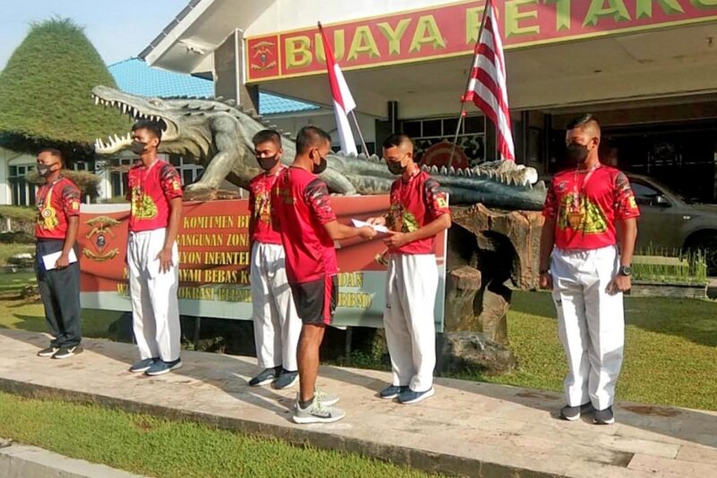 Penyerahan reward kepada para prajurit berprestasi Yonif 1 Marinir /foto: Dispen Kormar