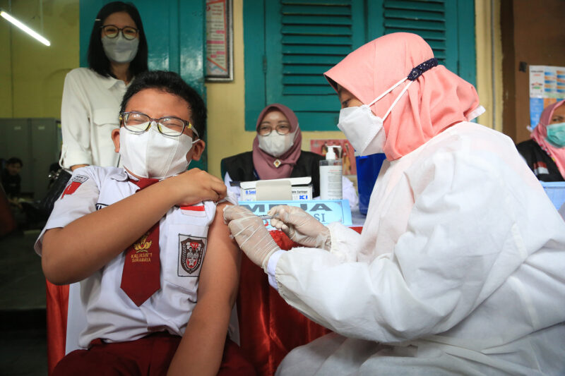 Vaksin anak usia 6-12 tahun di SDN Kaliasin I Surabaya, Rabu (15/12/2021) /Ist