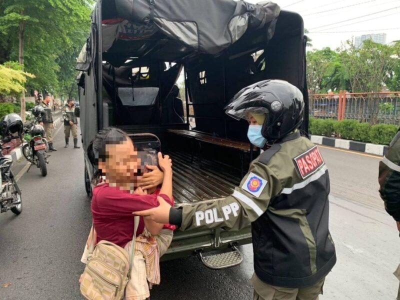 Dok. Satpol PP melakukan penertiban PPKS di traffic light Kota Surabaya /Ist