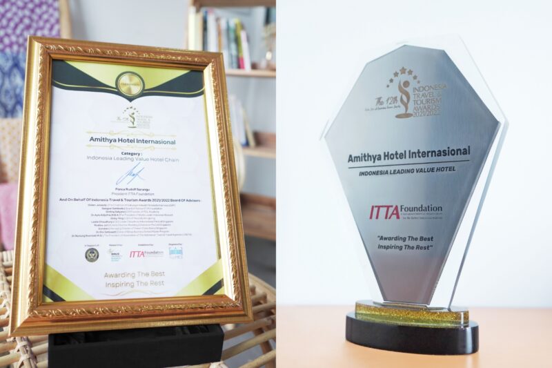 Sertifikat dan penghargaan International Travel & Tourism Awards (ITTA) yang diterima Amithya Hotel Internasional /Bicara Surabaya