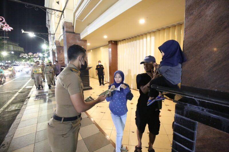 Praja IPDN terlihat membagikan masker kepada salah satu pengunjung Tunjungan Romansa /Ist