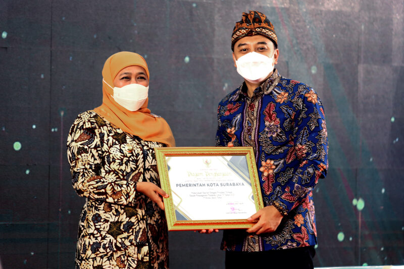 Wali Kota Surabaya Eri Cahyadi saat menerima penghargaan terkait penanganan Covid-19 dari Pemprov Jatim /Bicara Surabaya