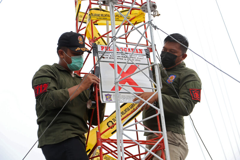 Satpol PP Surabaya lakukan penyegelan menara telekomunikasi /Ist